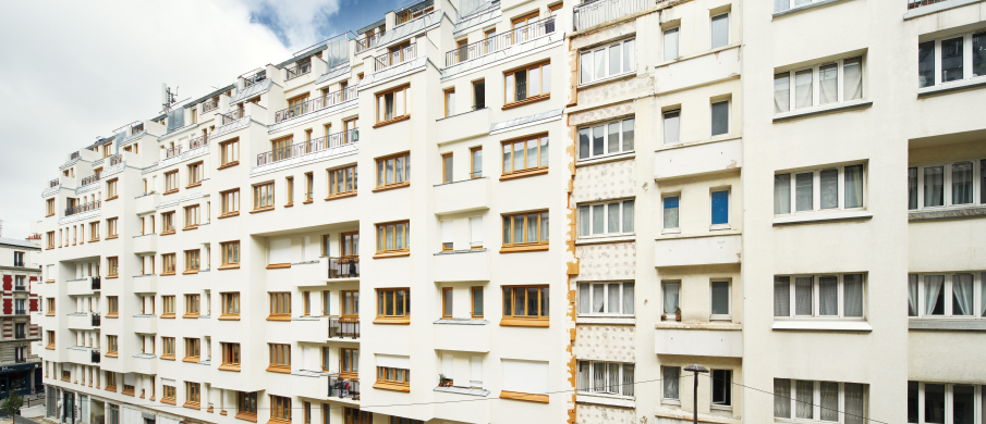 Vue de côté de la résidence de l'avenue Corbera. A droite, la partie rénovée, à gauche la partie en cours de rénovation.