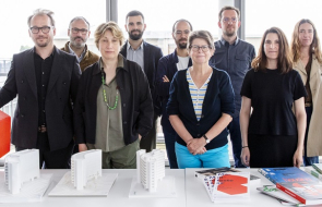 Les membres du comité scientifique de groupe 3F posent sur la photo derrière des maquettes d'architecture et des livres.