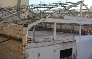 L'ancienne halle du garage Renault en cours de réhabilitation.